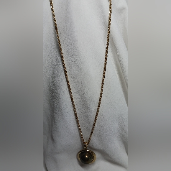 Gold tone necklace with faux pearl  pendant - Picture 2 of 6